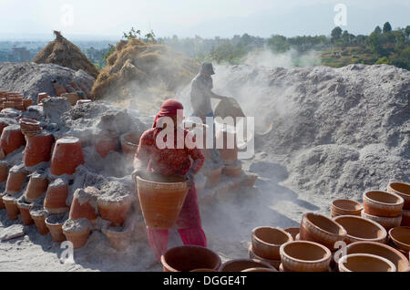 Arbeitnehmer, die Keramik nach dem Brennvorgang aussortieren, Madhyapur Thimi, Kathmandu District, Bagmati Zone, Nepal Stockfoto