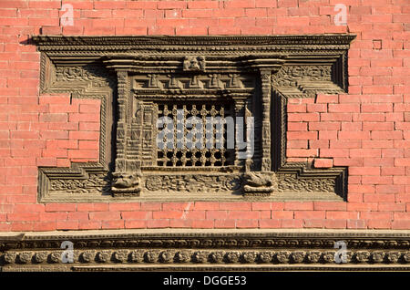 Schön geschnitzten hölzernen Fenster eines Tempels, Patan Durbar Square, Patan, Distrikt Lalitpur Bagmati Zone, Nepal Stockfoto