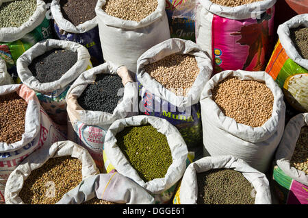 Viele verschiedene Arten von Hülsenfrüchten, Dhal, in Säcken, zum Verkauf, Bagmati Zone, Nepal, Kathmandu, Kathmandu Bezirk Stockfoto