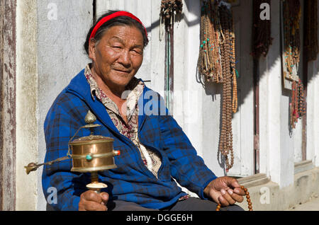 Tibetische Pilger drehen ein Gebet Mühle, Kathmandu, Kathmandu Bezirk, Bagmati Zone, Nepal Stockfoto