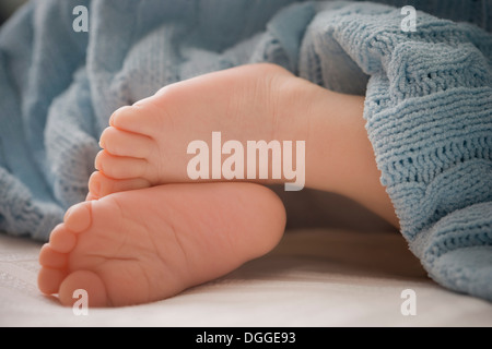 Baby Boy es Füße, Nahaufnahme Stockfoto