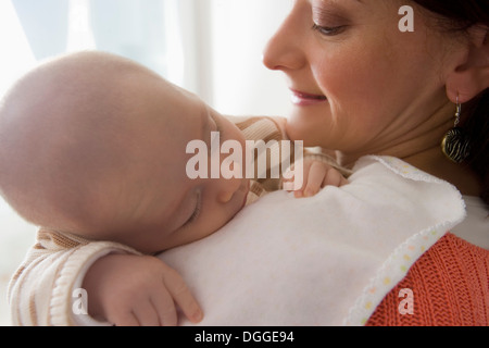 Baby Jungen schlafen auf Mutters Schulter, Nahaufnahme Stockfoto