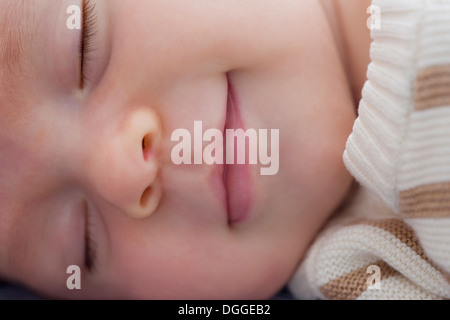 Baby Junge schlafend und Lächeln auf den Lippen, Nahaufnahme Stockfoto