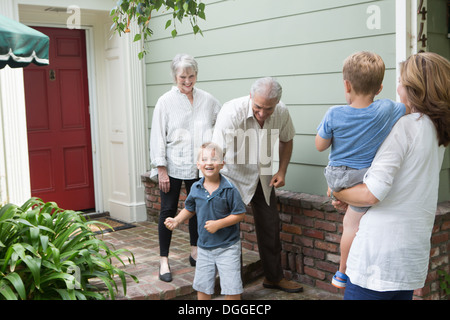 Älteres paar Gruß Familie zu Hause Stockfoto