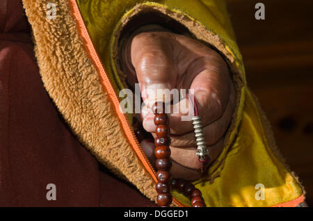 Hand eines Mönchs beten und zählen Perlen einer Mala, Ghat z. Solukhumbu Bezirk, Sagarmāthā Zone, Nepal Stockfoto