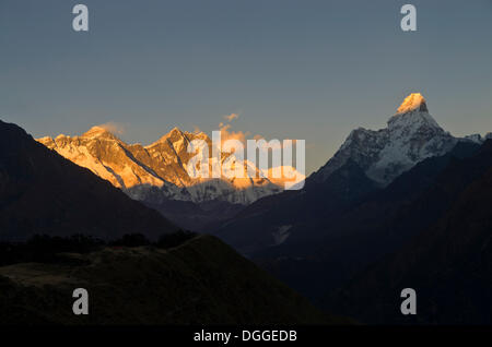 Mount Everest, Lhotse und Ama Dablam Berge, die höchsten Berge der Welt, im letzten Licht des Tages in Solo Khumbu Stockfoto