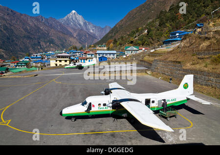 Flugzeug, immer bereit zu fahren um Lukla Airport, Lukla, Solukhumbu Bezirk, Sagarmāthā Zone, Nepal Stockfoto