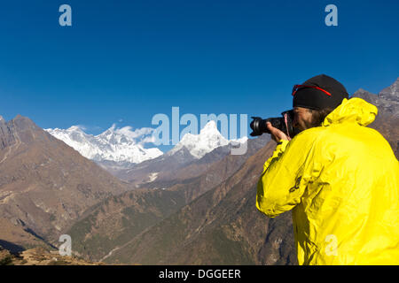 Fotograf mit gelben Jacke mit dem Fotografieren von Mount Everest Berg Everest View Hotel gesehen, Solo Khumbu Stockfoto