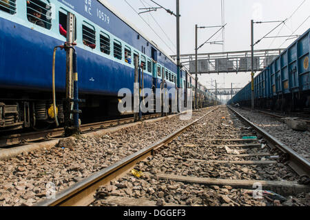 Gleis und zwei Züge am Bahnhof, Allahabad, Uttar Pradesh, Indien Stockfoto