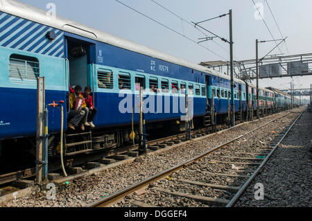 Ein Zug voller Pilger am Bahnhof, Allahabad, Uttar Pradesh, Indien Stockfoto