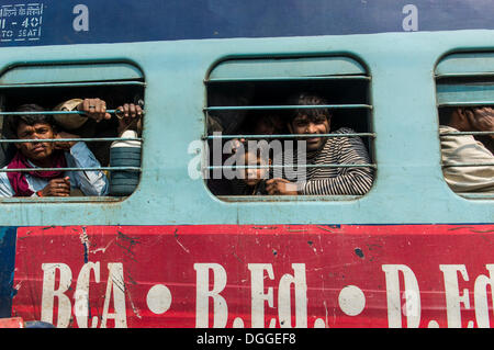 Ein Zug voller Pilger am Bahnhof, Allahabad, Uttar Pradesh, Indien Stockfoto