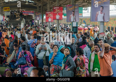 Massen von Menschen warten auf verspätete Züge auf einer Plattform des Bahnhofs, Allahabad, Uttar Pradesh, Indien Stockfoto