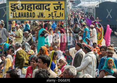 Massen von Menschen warten auf verspätete Züge auf der ganzen Bahnhof, Allahabad, Uttar Pradesh, Indien Stockfoto