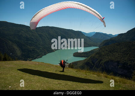 Gleitschirm abheben, Molvenersee See, Brenta, Molveno, Trentino, Italien, Europa Stockfoto