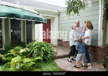 Älteres paar Gruß Familie zu Hause Stockfoto