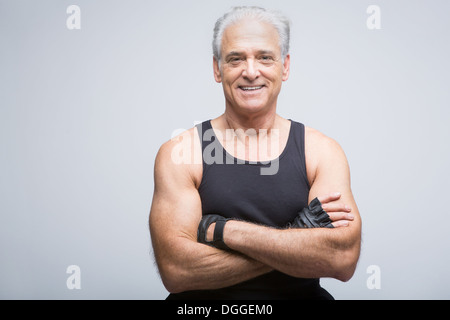 Senior woman in Sportbekleidung mit Arme gekreuzt, Porträt Stockfoto