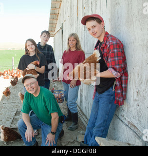 Landbau Familienholding Hühner, portrait Stockfoto