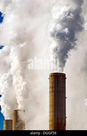 Rauchende Schlote ein Kohle-Kraftwerk Stockfoto