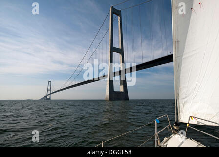 Segelyacht vor Unterquerung der Storebælt-Brücke, große-Belt-Brücke, Korsoer, Seeland, Dänemark, Europa Stockfoto