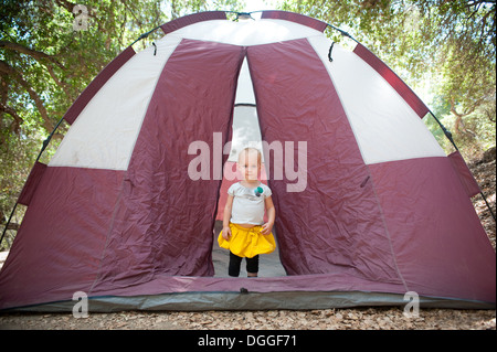 Junge weibliche Kleinkind in Zelt Tür Stockfoto