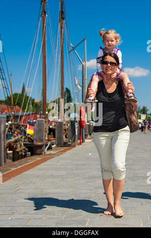 Mutter und Tochter bei einem Spaziergang in den Hafen von Eckernfoerde, Eckernfoerde, Schleswig-Holstein Stockfoto