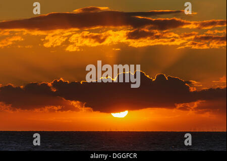 Sonnenuntergang über einen Offshore-Windpark in der Ostsee, Insel Poel, Mecklenburg-Vorpommern Stockfoto