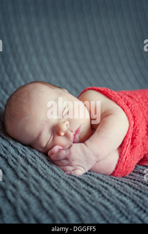 Baby Boy auf graue Decke liegend, schlafen Stockfoto