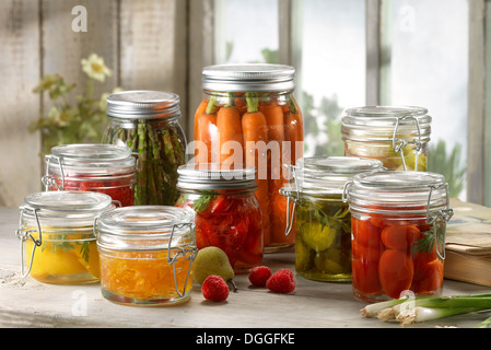 Auswahl an Obst und Gemüse in Gläsern eingelegt Stockfoto