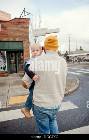 Vater mit Sohn über Fußgängerüberweg Stockfoto