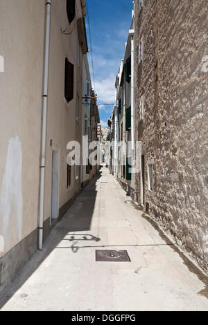 Enge Gasse in Pag, Insel Pag, Zadar, Dalmatien, Kroatien, Europa Stockfoto