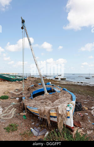 Altes Fischerboot im Hafen von Houmt Souk auf der Insel Djerba, Tunesien, Maghreb, Nordafrika, Afrika Stockfoto