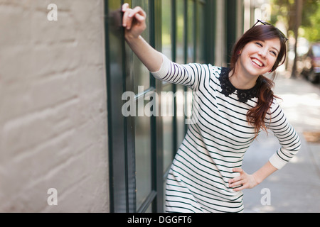 Porträt der jungen Frau auf Bürgersteig Stockfoto