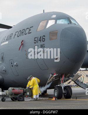 Kryotechnik Techniker aus der 730. Air Mobility Squadron flüssigen Sauerstoff (LOX) auf ein Sauerstoff-Reservoir in einer c-17 Globemaster III auf Yokota Air Base, Japan, 7. Oktober 2013 übertragen. Die Flieger sind Teil der "Brew Crew," ein Brennstoffe Managementabteilung verantwortlich Stockfoto