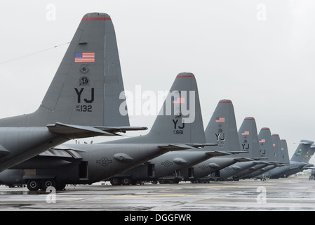 C-130 Hercules aus der 36. Airlift Squadron sitzen auf der Flightline auf der Yokota Air Base, Japan, 7. Oktober 2013. Flieger sind eine Reihe von Übungen Aufgaben durchführen, wie Yokota wöchentlich Bereitschaft führt. Stockfoto