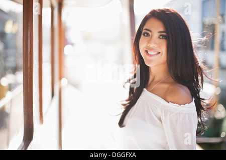 Porträt der jungen Frau auf Yacht, San Francisco, Kalifornien, USA Stockfoto