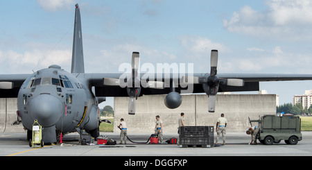 Crew-Häuptlinge aus 374th Aircraft Maintenance Squadron pflegen einen c-130 Hercules auf der Yokota Air Base, Japan, 7. Oktober 2013. Flieger sind eine Reihe von Übungen Aufgaben durchführen, wie Yokota wöchentlich Bereitschaft führt. Stockfoto