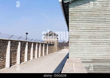 Kasernen und Wachturm des KZ Mauthausen, Perg, Oberösterreich, Österreich Stockfoto