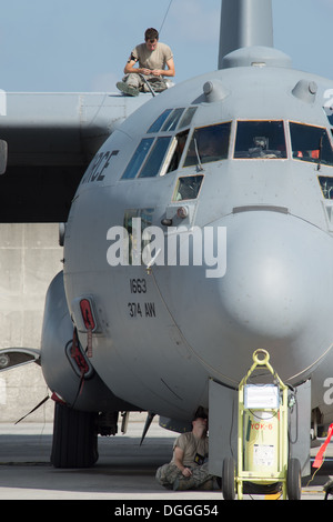 Crew-Häuptlinge aus 374th Aircraft Maintenance Squadron pflegen einen c-130 Hercules auf der Yokota Air Base, Japan, 7. Oktober 2013. Flieger sind eine Reihe von Übungen Aufgaben durchführen, wie Yokota wöchentlich Bereitschaft führt. Stockfoto