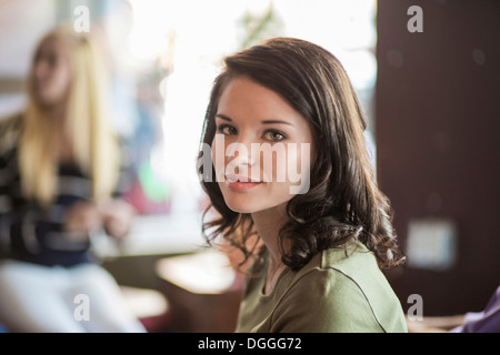 Porträt eines Teenagers im café Stockfoto