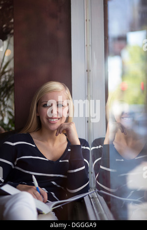 Teenager-Mädchen studieren im Kaffeehaus Stockfoto