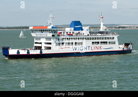 Die Heilige Cäcilie, ein Wightlink Roll-on / Roll-off-Fahrzeug und Personenfähre, Segeln nach Fishbourne auf der Isle Of Wight, England. Stockfoto