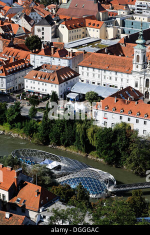 Blick über Murinsel, eine künstliche schwimmende Plattform in der Mitte der Mur und einem Stadtbild, Graz, Hauptstadt der Stockfoto