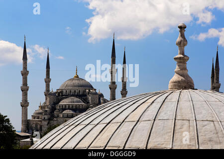 Blick von der Hagia Sophia, Ayasofya, auf die Sultan-Ahmed-Moschee, Sultanahmet Camii, blaue Moschee, Istanbul, Türkei, Europa Stockfoto