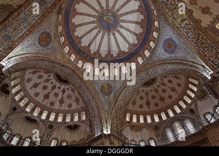 Innenansicht, gewölbte Decke, reich verzierten Kuppeln, Sultan Ahmed Mosque, Sultanahmet Camii oder blaue Moschee, Sultanahmet Stockfoto