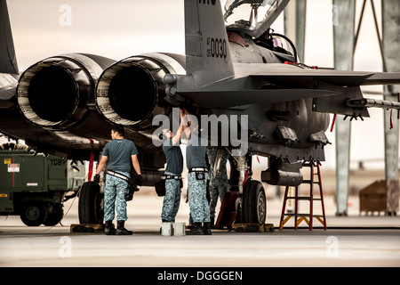 Republic of Singapore Air Force Crew Chiefs führen Sie nach dem Flug Überprüfungen auf ihre F-15SG Strike Eagle in Mountain Home Air Force Stockfoto