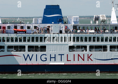 Die Heilige Cäcilie, ein Wightlink Roll-on / Roll-off-Fahrzeug und Personenfähre, Segeln nach Fishbourne auf der Isle Of Wight, England. Stockfoto