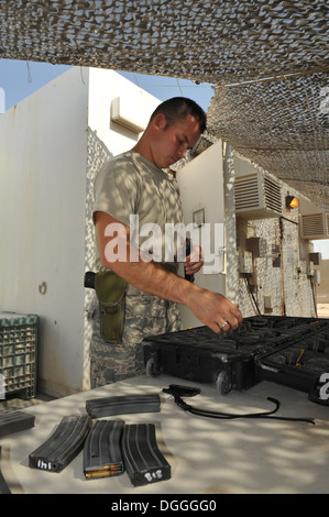 Senior Airman Matthew Coffman lädt Munition in Zeitschriften an der 379th Air Expeditionary Wing in Südwestasien, 7. Oktober 2013. Die Expeditionary Theater Verteilzentrum transiente Waffenkammer speichert Waffen für transiente Personal. Coffman ist ein 379th Ex Stockfoto