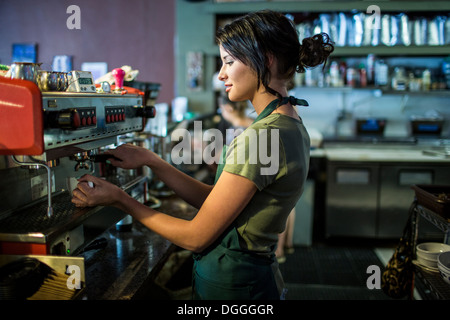 Teenager Kellnerin, die Zubereitung von Kaffee im Café Küche Stockfoto