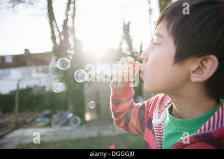 Boy bläst Seifenblasen mit Zauberstab, Nahaufnahme Stockfoto