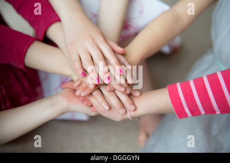 Mädchen, die Zusammenstellung der Hände hautnah Stockfoto